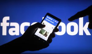 A smartphone user shows the Facebook application on his phone in the central Bosnian town of Zenica, in this photo illustration, May 2, 2013. Facebook Inc said July 24, 2013 that revenue in the second quarter was $1.813 billion, compared to $1.184 billion in the year ago period.  REUTERS/Dado Ruvic /Files (BOSNIA AND HERZEGOVINA - Tags: SOCIETY SCIENCE TECHNOLOGY BUSINESS)